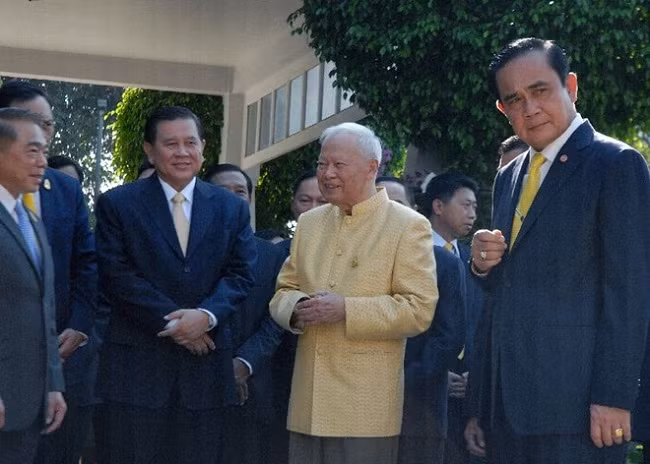 Phó Chủ tịch của Hội đồng Lập pháp quốc gia Thái Lan Peerasak Porjit khẳng định rằng Tướng Prem (đứng giữa, áo vàng) làm nhiếp chính là phù hợp với Hiến pháp nước này. Ảnh: Khaosodenglish.