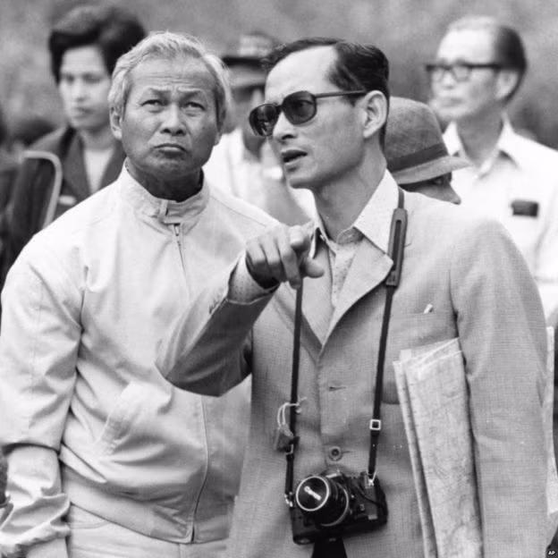 Tướng Prem Tinsulanonda trong một bức ảnh chụp với Quốc vương Thái Lan Bhumibol trước đây. Ảnh: AP.