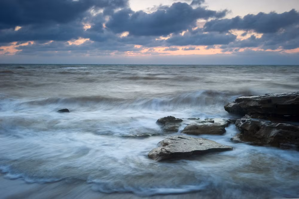 Biển Đen cuồn cuộn sóng lúc mặt trời lặn ở thành phố Bakhchisarai, Crimea.