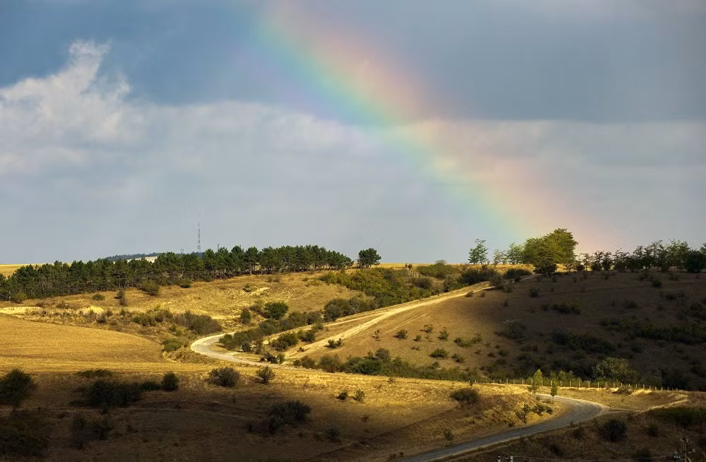 Cầu vồng xuất hiện trên bầu trời ở làng Klinovka, thành phố Simferopol.