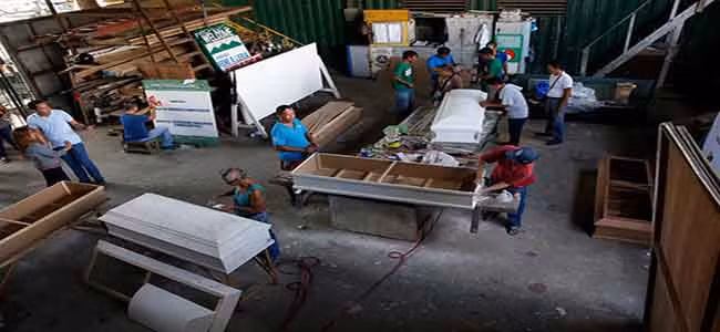 Tại thành phố Olongapo, những đối tượng cai nghiện ma túy được dạy kỹ năng về nghề mộc và được trả 5.000 peso Philippines mỗi tháng để làm những chiếc quan tài gỗ.