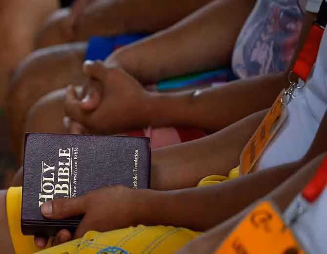 Một đối tượng cai nghiện ma túy cầm cuốn sách Kinh Thánh trong trung tâm Christian Recovery.