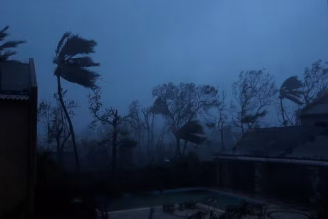 Trước đó, Mỹ đã cung cấp cho Haiti một số máy bay trực thăng đến khu vực thiệt hại về nhà cửa và hoa màu trên diện rộng. Bộ trưởng Nội vụ của Haiti cho biết vẫn còn quá sớm để đưa ra báo cáo về tình hình bão Matthew nhưng những đánh giá sơ bộ cho thấy hậu quả rất nghiêm trọng.