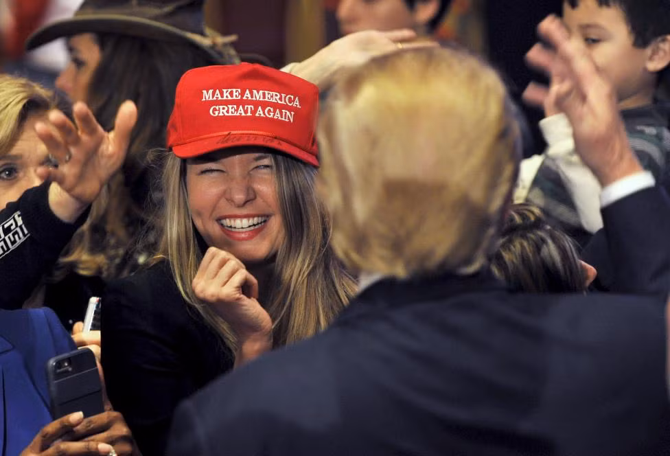 Cô gái cười tươi khi đứng trước tỷ phú Trump trong cuộc vận động tranh cử của ông tại thành phố Las Vegas, bang Nevada, ngày 21/1/2016.