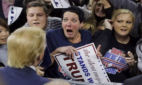 Phản ứng của Robin Roy khi được đứng trước tỷ phú Trump tại Lowell, bang Massachusetts, ngày 4/1/2016.