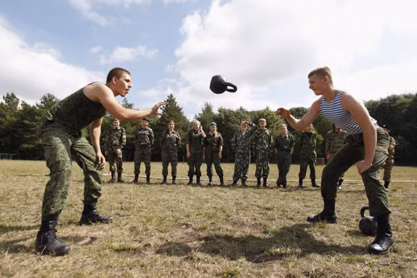 Quân nhân Nga biểu diễn một bài tập thể chất cho các em học sinh trường General Yermolov Cadet ngày 12/9/2014.
