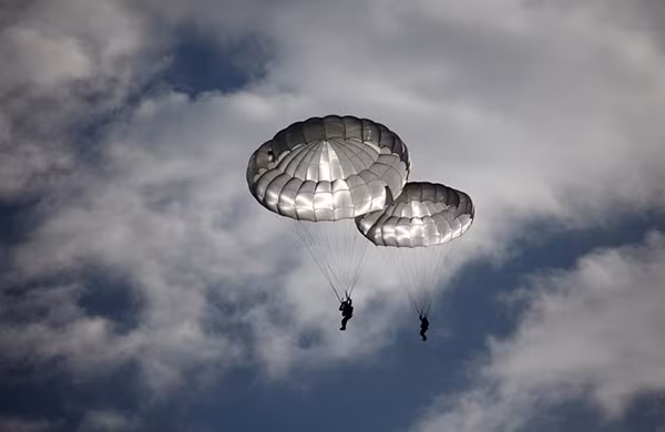 Học sinh trường lính General Yermolov Cadet luyện tập nhảy dù từ máy bay ở làng Novomaryevskaya, ngoại ô thành phố Stavropol, Nga, ngày 13/5/2016.