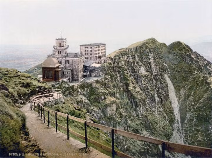 Khách sạn Lugano Monte Generoso tọa lạc giữa khung cảnh thiên nhiên hùng vĩ. Ảnh: Telegraph