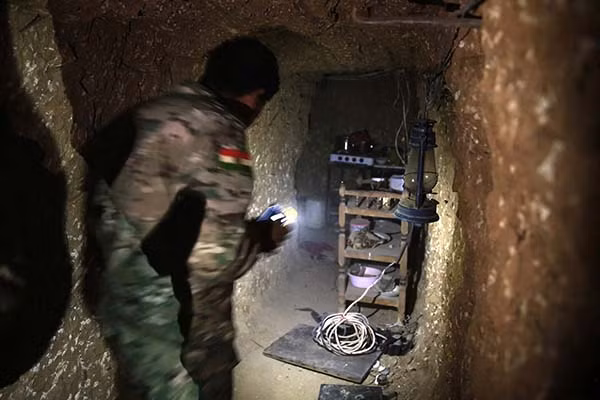 Một chiến binh Peshmerga người Kurd tới khu vực nhà bếp trong hệ thống đường hầm từng được phiến quân IS sử dụng ở thị trấn Badana ngày 18/10/2016.