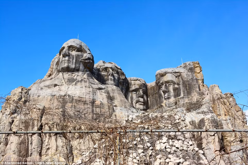 Năm 1995, bản sao của tác phẩm nghệ thuật “Núi Rushmore” (ảnh) tiêu tốn tới 25 triệu USD (hơn 555 tỷ đồng) xuất hiện tại công viên này.
