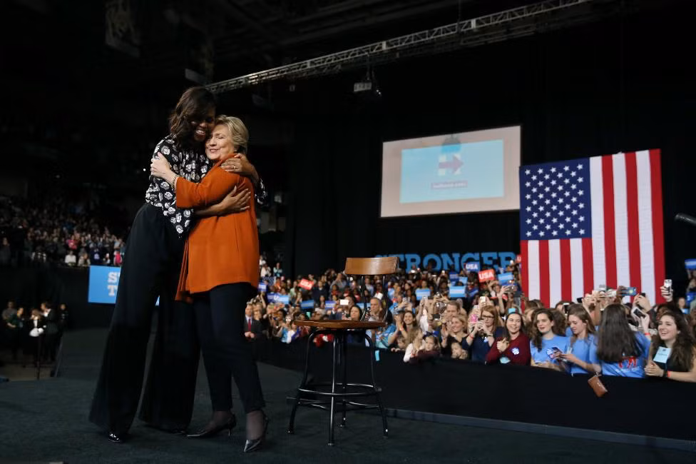 Đệ nhất phu nhân Mỹ Obama ôm chầm ứng viên Hillary Clinton trong buổi vận động tranh cử.