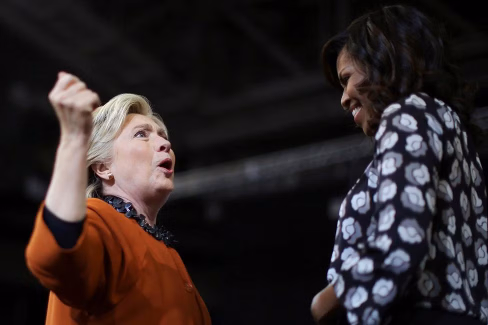 Bà Hillary Clinton lúc giới thiệu Đệ nhất phu nhân Michelle Obama trong buổi vận động tranh cử ở Winston-Salem hôm 27/10.
