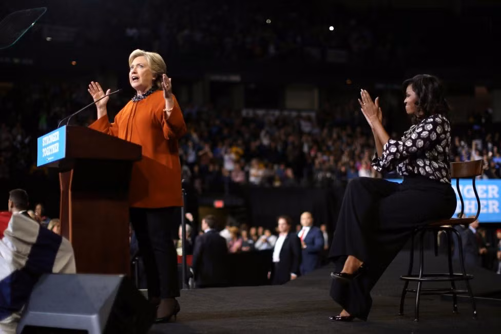 Đệ nhất phu nhân Mỹ vỗ tay trong lúc bà Clinton phát biểu tại cuộc vận động tranh cử ở Winston-Salem.