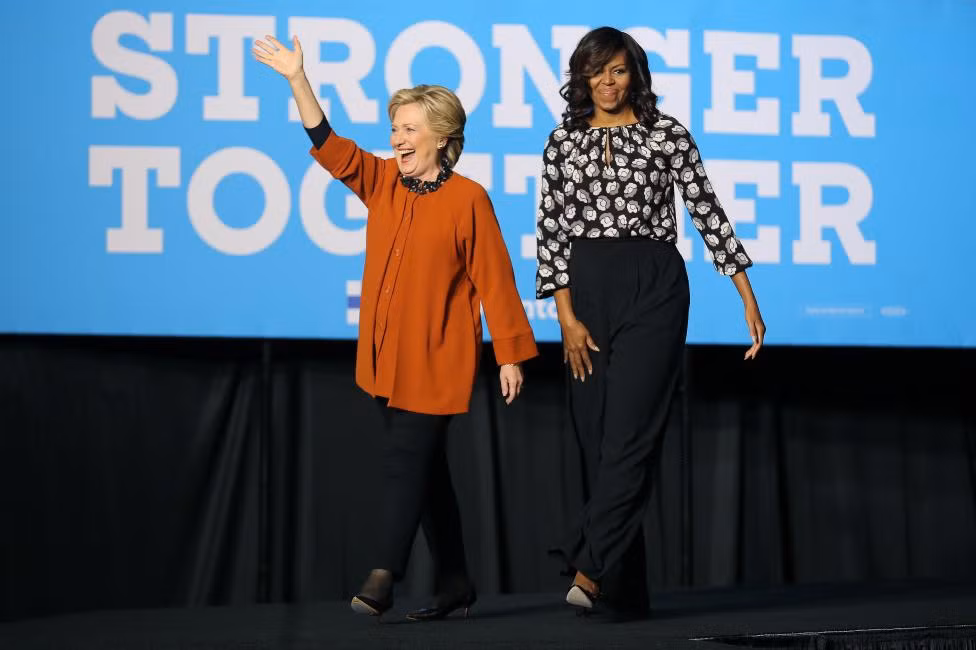 Bà Michelle cùng cựu Ngoại trưởng Mỹ Clinton đến buổi vận động tranh cử ở Winston-Salem.