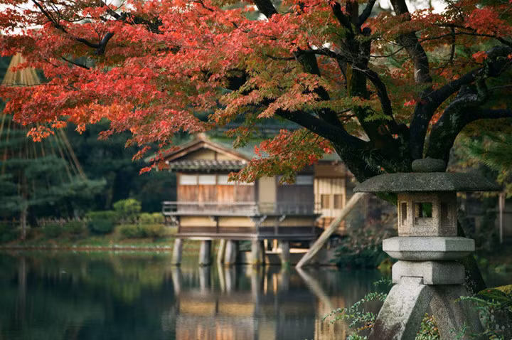 Vườn Kenrokuen ở thành phố Kanazawa tỉnh Ishikawa là một trong những khu vườn đẹp nhất Nhật Bản. Vườn có một hệ thống đài phun nước lâu đời nhất Nhật Bản được vận hành sử dụng áp lực nước tự nhiên. Người Nhật mất tới 200 năm để xây dựng khu vườn. Vườn Kenrokuen đẹp nhất vào mùa hoa mận, hoa anh đào và mùa thu.