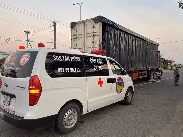 Lao vào xe container, 1 thanh niên tử vong tại chỗ Lao vao xe container, 1 thanh nien tu vong tai cho