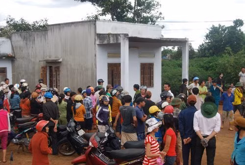 Nạn nhân Long mới tổ chức cưới vợ hôm 30/1 thì đến sáng hôm sau xảy ra vụ việc đau lòng trên.Vợ nạn nhân Long cho biết, sau đêm tân hôn, chị dậy sớm dọn nhà cửa thì nghe tiếng động trên phòng của vợ chồng. Khi chạy lên thì cánh cửa bị khóa trái, chị vội vàng chạy sang nhà người thân kêu cứu. Khi mọi người phá cửa vào thì phát hiện anh Long đã tử vong. Nguyên nhân vụ việc đang được điều tra, làm rõ. Ảnh minh họa.