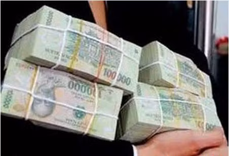 Sáng 30/1, Chi nhánh Agribank Mạc Thị Bưởi (TP HCM) cử Nguyễn Lê Kiều Quang (37 tuổi, ở quận Bình Thạnh, Trưởng phòng giao dịch Hòa Hưng thuộc chi nhánh này) và Hòa đến chi nhánh tiếp nhận 17 tỷ đồng mang về phòng giao dịch Hòa Hưng. Khoảng 8h30, hai người này nhận số tiền, đưa vào xe chuyên dụng do ông Nguyễn Đình Công (51 tuổi, ở quận 2) làm tài xế rồi chở về phòng giao dịch. Dọc đường đi, Quang điều động tài xế lái xe đến một ngân hàng nước ngoài trên đường Hai Bà Trưng. Quang nói với ông Công là mang 17 tỷ đồng đổi thành euro, hẹn lái xe khi nào xong việc gọi đến đón về. Nhưng sau đó, vị trưởng phòng này đã mất hút cùng số tiền trên.