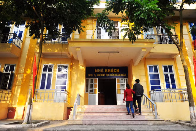 Nhà khách của Trung tâm còn có thêm buồng hạnh phúc, dành cho những học viên có thời gian cai nghiện tốt. Mỗi phòng có giá thuê là 100.000 đồng/ngày, còn qua đêm giá thuê sẽ là 200.000 đồng. Trong ảnh là học viên Đỗ Văn Hải gặp vợ dịp cuối tuần. Vợ chồng Hải cưới nhau được 12 năm và đã có một con gái 11 tuổi.