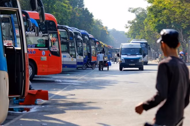 Hang tram xe khach TP HCM xep hang dai phuc vu Tet