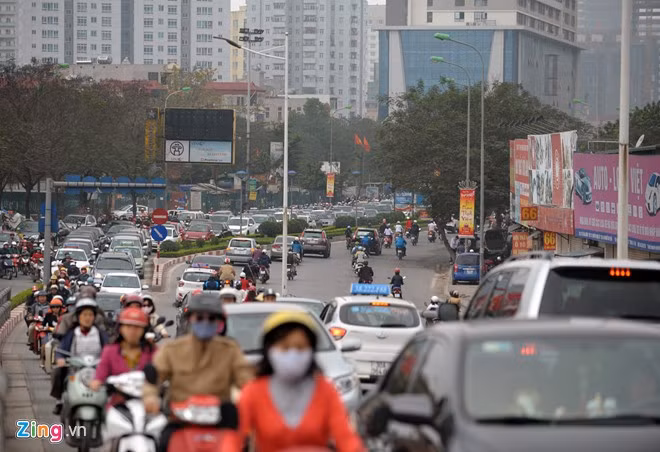 Do thiết kế của cầu chỉ đủ cho mỗi làn di chuyển một ô tô nên hàng dài các xe phải xếp hàng dưới chân cầu vượt.