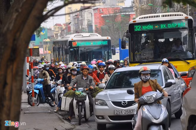 Lưu lượng phương tiện di chuyển từ Trần Quốc Hoàn, Trần Đăng Ninh, Xuân Thủy ra đường Cầu Giấy lớn. Trong khi tuyến đường này đang trong quá trình thi công trụ nhà ga số 6, số 7, lòng đường bị hạn chế dẫn đến tình trạng ùn tắc kéo dài. Ô tô, xe buýt không thể di chuyển, xe máy phải lao lên vỉa hè.
