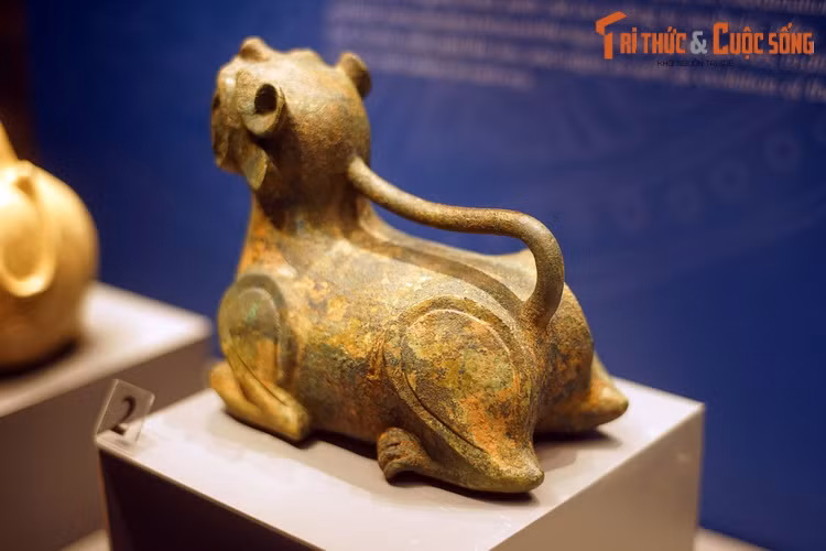 Chúng vốn là vật dụng của những gia đình người Hán sống ở Việt Nam, có thể đã được người dân bản địa sao chép và sử dụng trong đời sống hàng ngày.