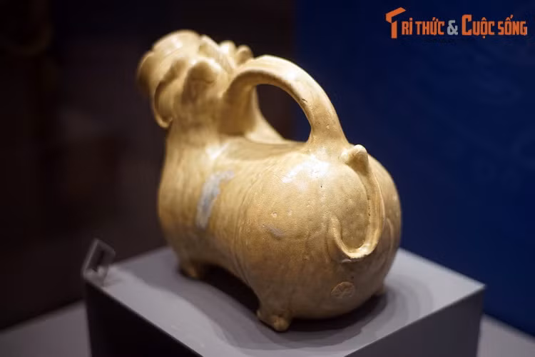 Loại bình hình con hổ này có nguồn gốc từ văn hóa Trung Quốc, được du nhập vào Việt Nam từ đầu thời Bắc thuộc.
