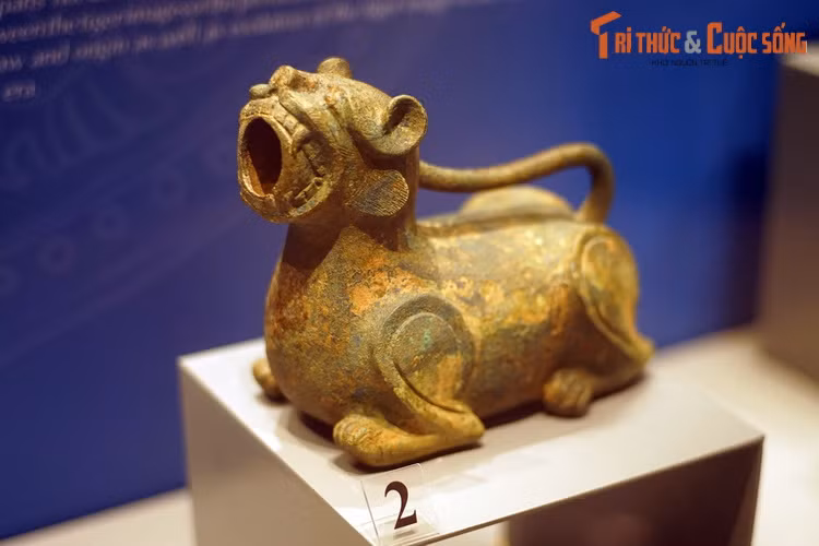 Những "con hổ" này có miệng hướng lên trên, được cánh mày râu xưa sử dụng vào mục đích đựng nước tiểu. .
