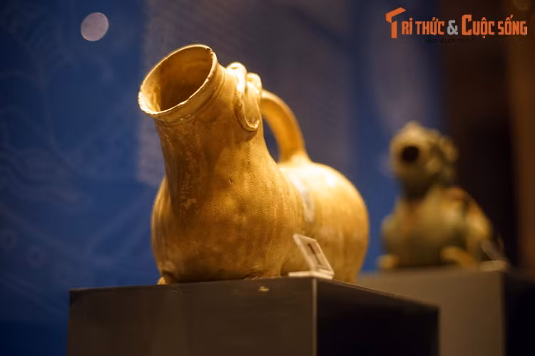 Theo các nhà nghiên cứu, loại bình tiểu này được phát hiện sớm nhất ở nền văn hóa Lương Chử, cách ngày nay 4.000-5.300 năm.