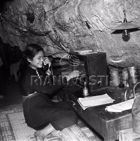 Nữ tổng đài viên trong một căn cứ nằm trong hang động, 1966.