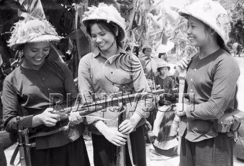 Các nữ dân quân bảo vệ cầu Hàm Rồng, 1/12/1965.