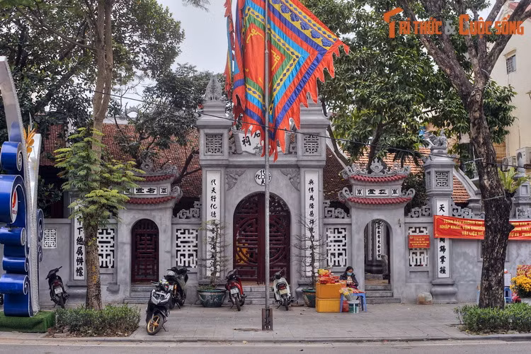 Nằm ở số 13 phố Bà Triệu, đình Vũ Thạch là một ngôi đình cổ có vị trí khá đặc biệt, khi nằm cách Hồ Gươm - “trái tim” của thủ đô Hà Nội - chỉ vài chục mét.