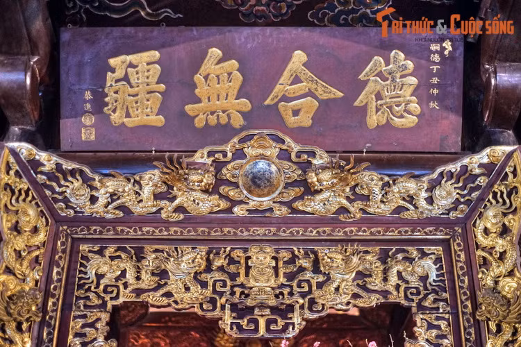 Các hoành phi, câu đối, cửa võng, hương án đều được trang trí đẹp đẽ, các đồ tế khí thể hiện trình độ chế tác rất cao.