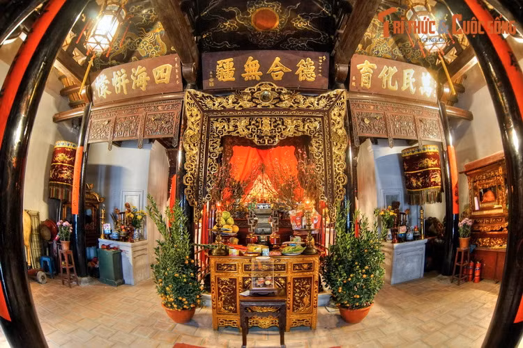 Tương truyền, ngôi đình này đã nằm bên hồ Tả Vọng (tên gọi cũ của hồ Gươm) từ rất lâu đời. Đây là một trong những nơi thờ Khỏa Ba Sơn, vị tướng tài trong cuộc khởi nghĩa của Hai Bà Trưng.
