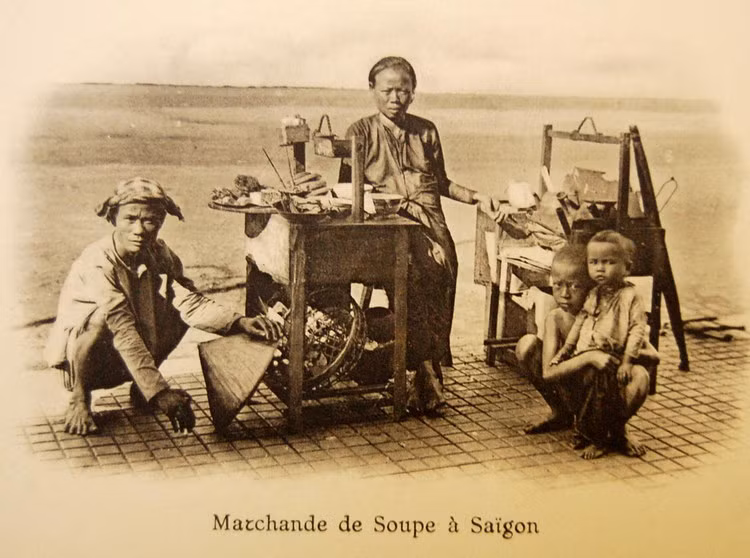 Hàng ăn vỉa hè Sài Gòn.
