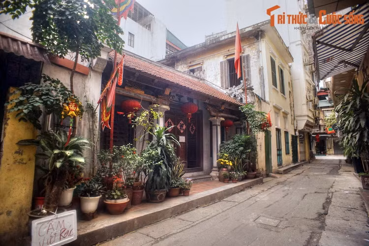 Tại đây, họ đã xây dựng đình Tú Thị để thờ Ông tổ nghề thêu Lê Công Hành. Ngôi đình được xây vào năm 1891.