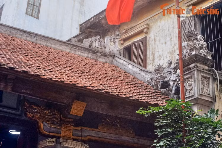 Theo các tư liệu sử, ông Lê Công Hành sinh năm 1606, lúc trẻ tên là Trần Quốc Khải, là người làng Quất Động, huyện Thường Tín (nay thuộc Hà Nội). Ông đỗ Tiến sĩ đời vua Lê Thần Tông (năm 1637), được triều đình bổ dụng, làm đến chức Thượng thư Bộ Công.