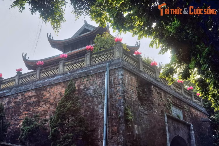 Phần thành được xây dựng hết sức kiên cố bằng đá và gạch, chân kè bằng đá. Cổng thành thông từ mặt trước ra mặt sau, được xây kiểu vòm cuốn. Mặt trước thành còn lưu lại hai vết đạn đại bác do quân Pháp nã vào trong trận đánh thành Hà Nội năm 1882.