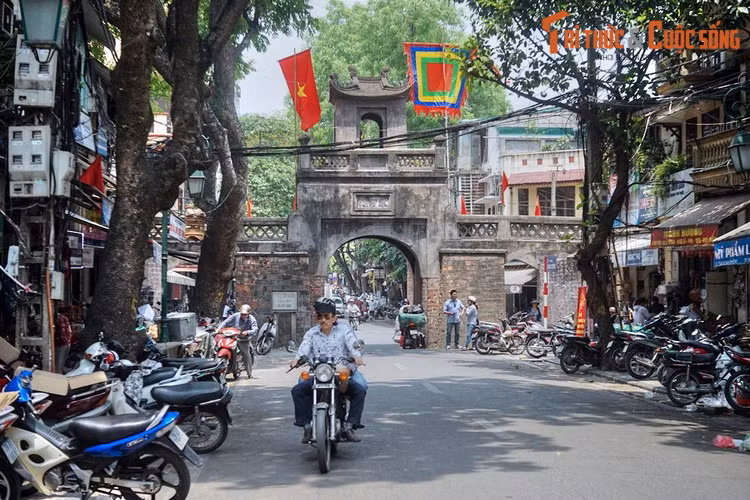 Soi ba canh cong co xua cuc ky noi tieng cua Ha Noi
