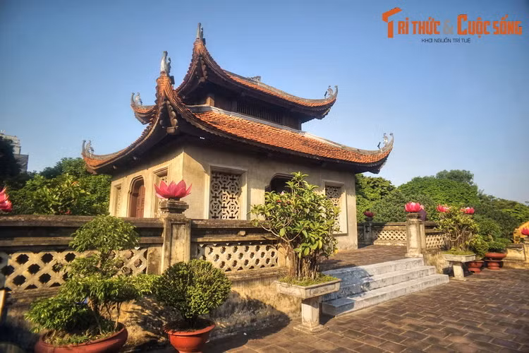 Phần lầu được tái dựng một phần bằng khung gỗ theo lối chồng diêm tám mái, lợp ngói ta, trổ cửa ra bốn hướng. Đây là nơi thờ Nguyễn Tri Phương và Hoàng Diệu, hai nhân vật lịch sử đã hi sinh cho công cuộc bảo vệ thành Hà Nội trước cuộc xâm lược của Pháp.