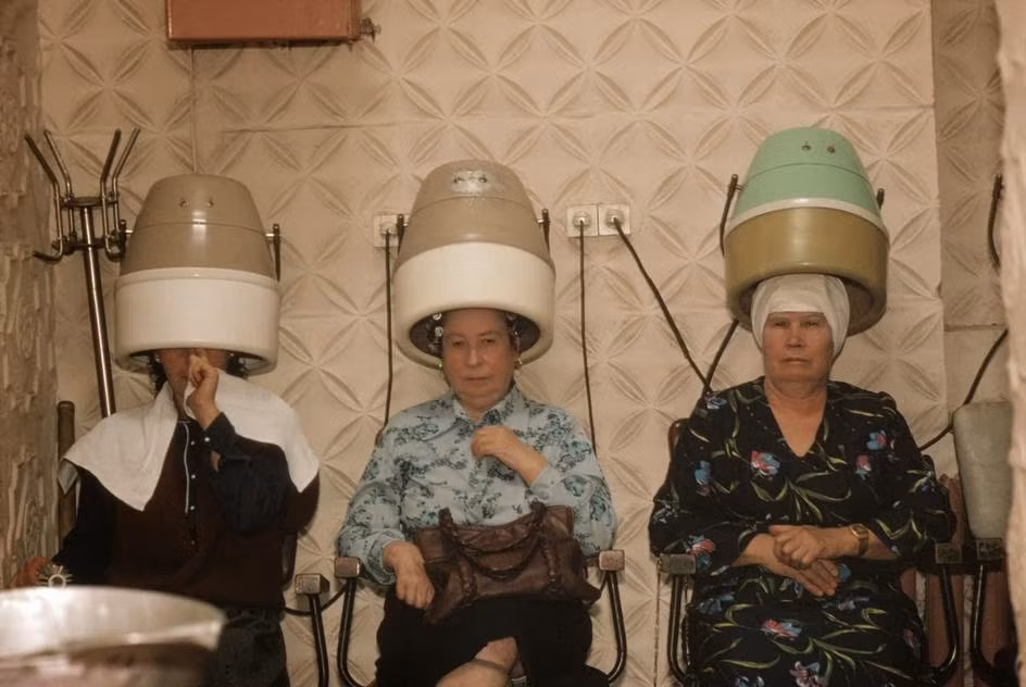 Các cụ bà đang "lên đời" mái tóc của mình.