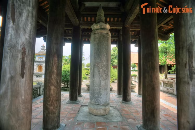 Theo các nhà nghiên cứu, cột kinh Phật chùa Nhất Trụ được vua Lê Đại Hành cho dựng vào năm 995 nhằm cầu mong quốc thái dân an, triều đình vững mạnh và sự tin tưởng nhiệm màu của Phật pháp. Hiện vật cao 4,16 mét, nặng 4,5 tấn, được lắp ghép bằng 6 bộ phận bằng đá khác nhau.