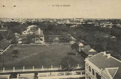 Từ Cột cờ Hà Nội nhìn về hướng Đông. Nhà thờ Lớn nằm gần dường chân trời, hơi chếch về bên phải.