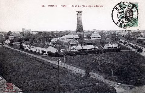 Cột cờ Hà Nội nhìn từ thành cổ.