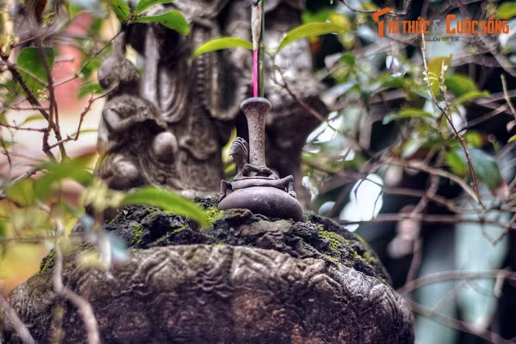 Những bức tượng này có niên đại muộn hơn cột đá, do được gắn lên một thời gian sau khi dựng cột.