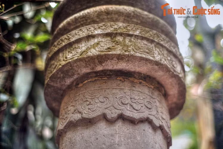 Phần trên và dưới thân cột phình ra, có các dải hoa văn trang trí hình cánh sen, hoa cúc dây, hoa thị, lá đề…