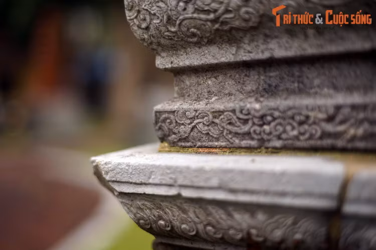 Cấu tạo của cây hương đá đa dạng cả về hình dáng lẫn kích thước, mỗi di vật mang một nét đặc trưng riêng mà không hề bị trùng lặp hoàn toàn với di vật khác. Dù vậy, việc tạo tác cây hương đá vẫn tuân theo nhưng quy chuẩn nhất định.