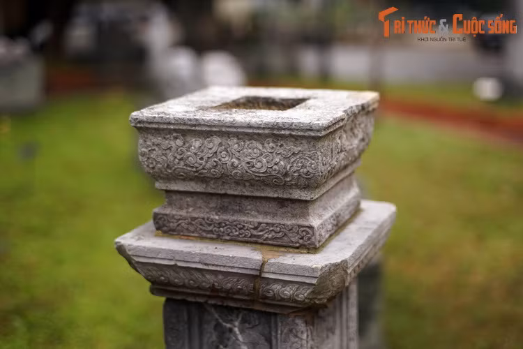 Phần đỉnh cây hương tạo dáng như hình bát hương. Phía trên đỉnh đục lỗ để đổ tro và cắm hương.