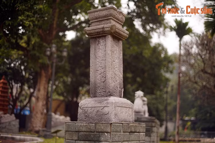 Phần thân nằm giữa phần đế và phần đỉnh, có mặt cắt ngang phổ biến là hình vuông, hiếm gặp hơn có hình lục giác, bát giác và hình tròn. Khoảng giữa thân thường là nơi khắc nội dung bài ký về mục đích tạo dựng cây hương.